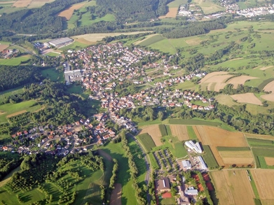 Blick über Gemeindezentrum und Keilberg